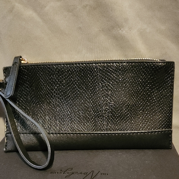 Chic Black Textured Wristlet Clutch - Picture 1 of 6